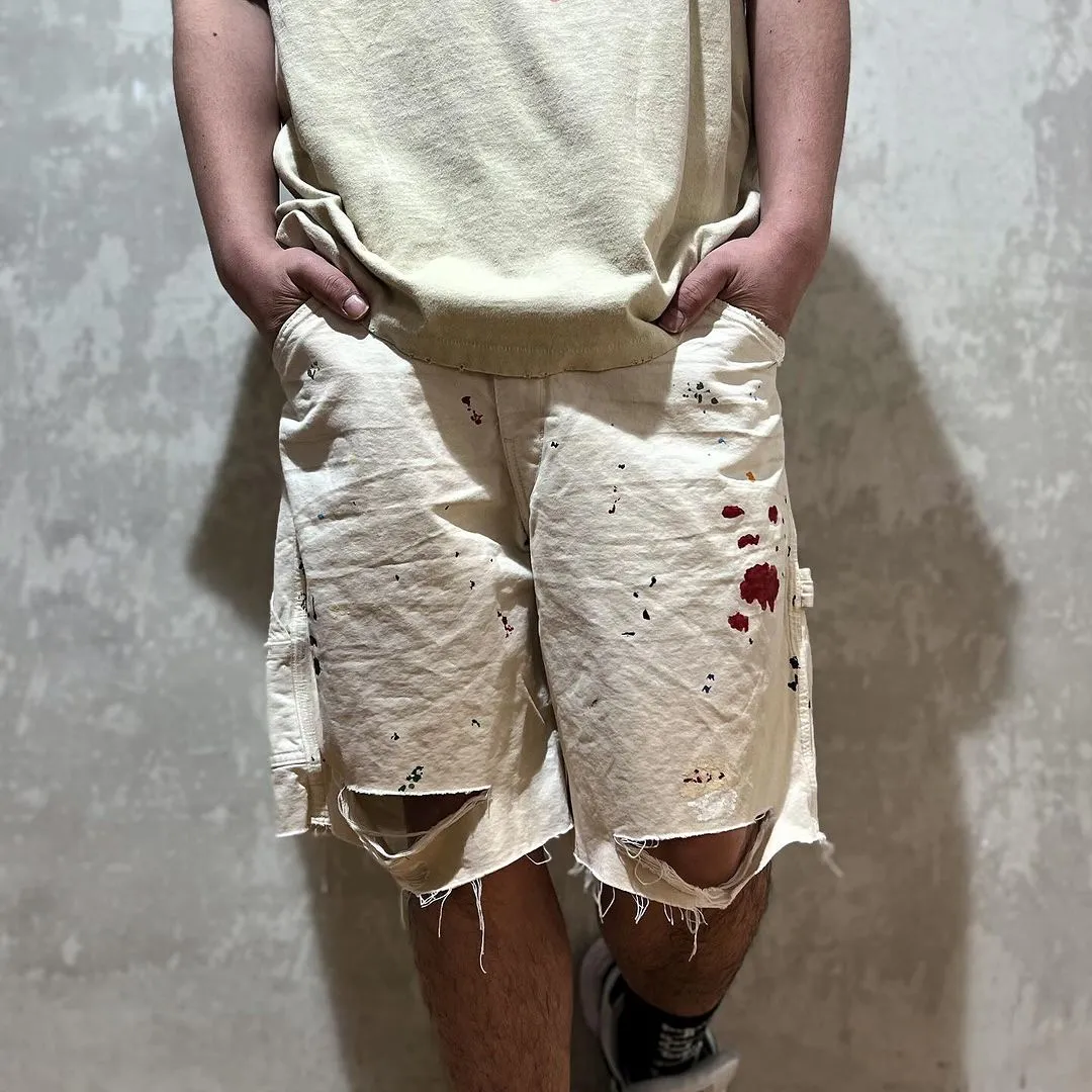 GALLERY DEPT. FLEA CARPENTER SHORTS Ink-cut knife-cut mud-dyed denim shorts. Destroy VINTAGE distressed denim shorts. Distressed white S-XL. Rewashed cement-dyed to make it old. Knife cut holes. Cat whiskers are worn. Customized full set with logo accessories. Purely handmade acrylic splash-ink graffiti.